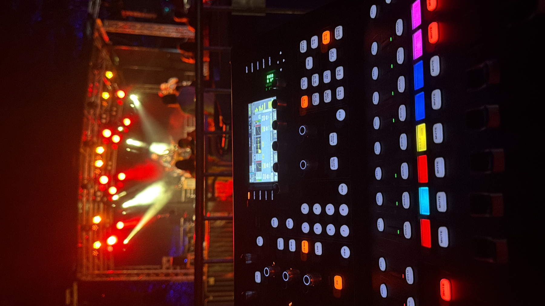 Digitales Tonmischpult bei einer Live-Veranstaltung