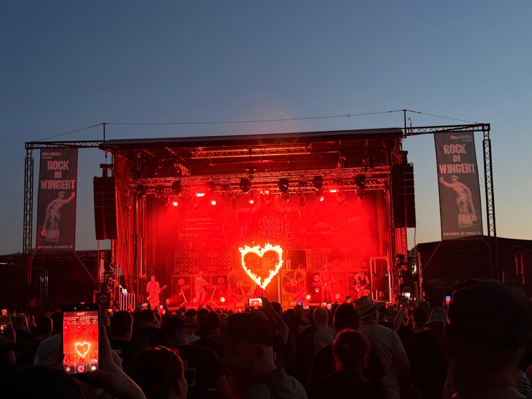 Live-Bühne mit eindrucksvoller Lichtshow