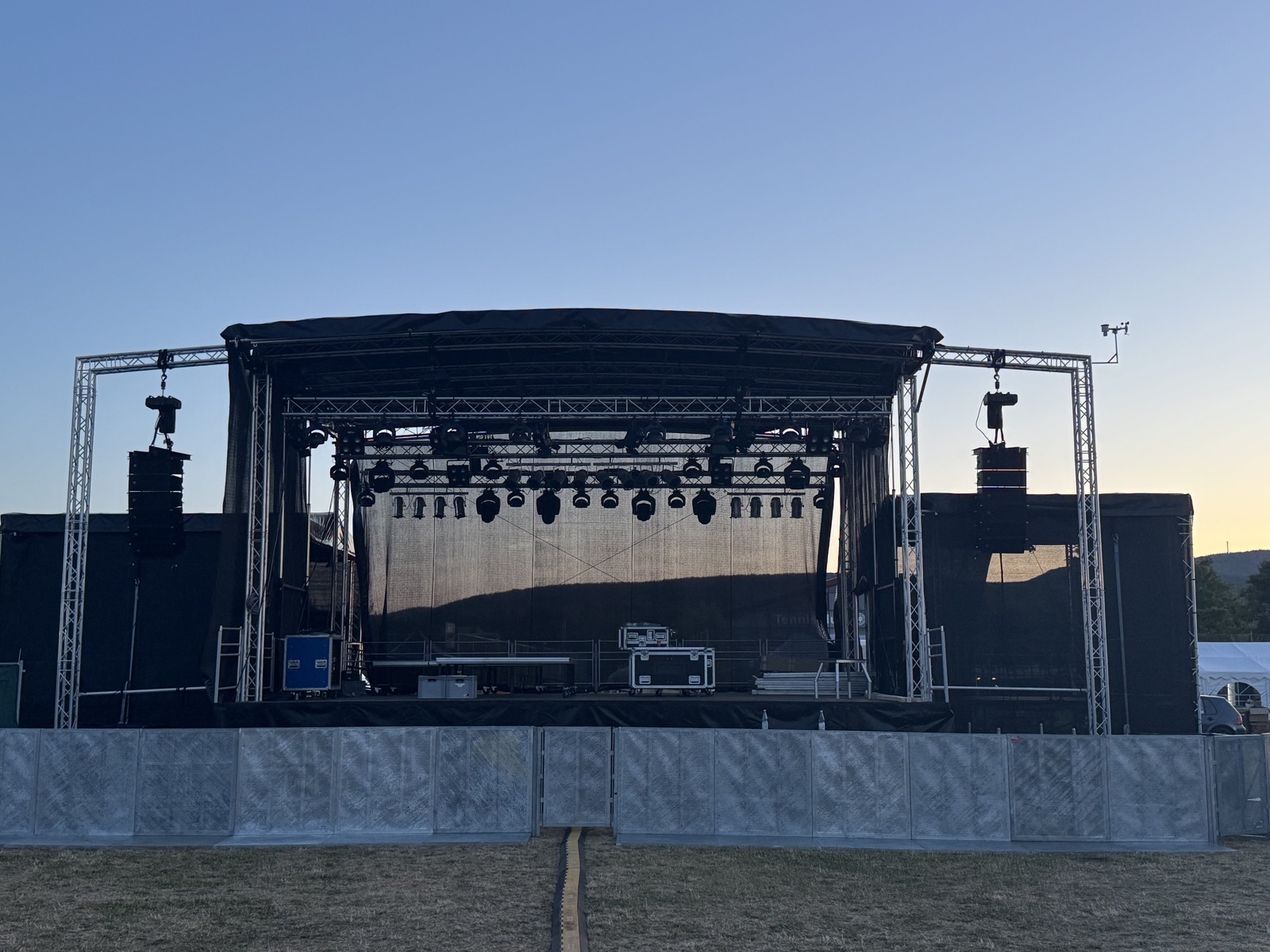 Open-Air-Bühne mit Rigging, Licht- und Tontechnik